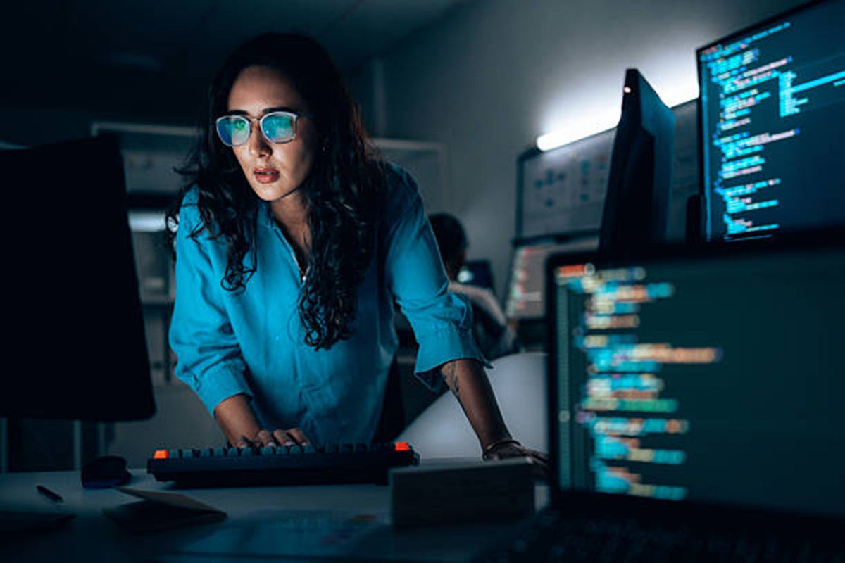 Blue Light Glasses vs Tinted Glasses for Screen Comfort in the Real World